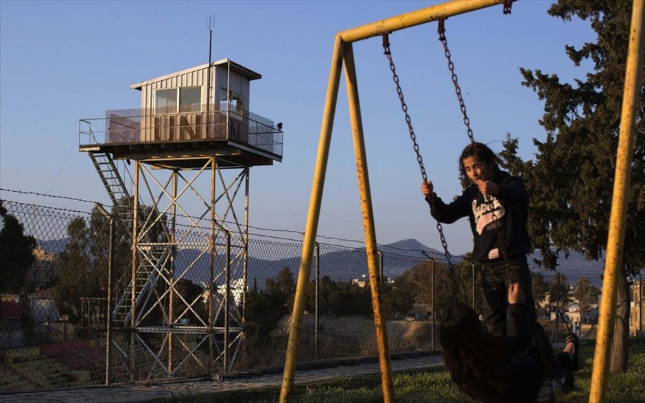 Τα τείχη που χωρίζουν τον κόσμο - Κύπρος. Παιδιά παίζουν σε ένα πάρκο, δίπλα σε ένα φράχτη που σηματοδοτεί την «πράσινη γραμμή» που ελέγχεται από τα Ηνωμένα Έθνη, στην τουρκοκυπριακή ελεγχόμενη περιοχή της κεντρικής Λευκωσίας. Η πράσινη γραμμή είναι το όριο μεταξύ ελληνοκυπριακής και τουρκοκυπριακής πλευράς στην Κύπρο. Δημιουργήθηκε για πρώτη φορά το 1964 και επεκτάθηκε μετά την τουρκική εισβολή το 1974. Η «Πράσινη Γραμμή» ελέγχεται από τον ΟΗΕ και έχει επτά σημεία διέλευσης.