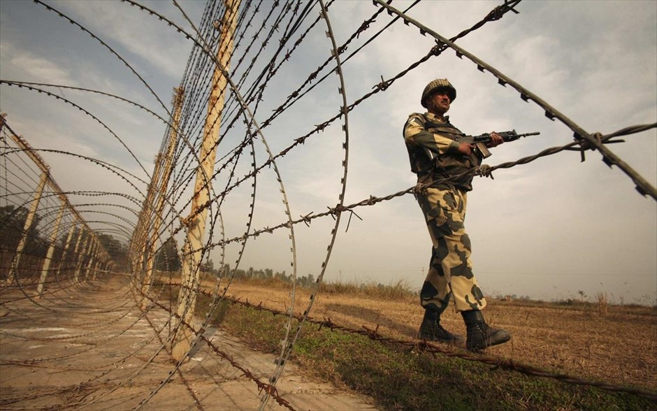 Τα τείχη που χωρίζουν τον κόσμο - Ινδία - Πακιστάν. Στρατιώτης των Συνοριακών Δυνάμεων Ασφαλείας της Ινδίας (BSF), κάνει περιπολία στα περιφραγμένα σύνορα με το Πακιστάν, στο Suchetgarh, νοτιοδυτικά του Τζαμού. Τα ηλεκτροφόρα, συρματοπλέγματα, στην γραμμή μεταξύ Πακιστάν και Ινδίας, καλύπτουν μήκος 1.450 χλμ. και οι αρχές της Ινδίας έχουν εκφράσει την πρόθεση να τα επεκτείνουν περαιτέρω. Η κατασκευή τους ξεκίνησε στο τέλος της δεκαετίας του 1980 με αιτιολογία την αποτροπή της εισόδου της τρομοκρατίας στο ινδικό έδαφος.