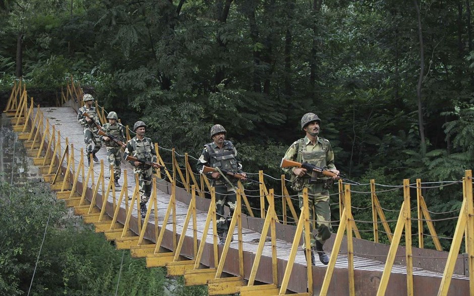 Τα τείχη που χωρίζουν τον κόσμο - Ινδία - Πακιστάν. Στρατιώτες των Συνοριακών Δυνάμεων Ασφαλείας της Ινδίας (BSF), κάνουν περίπολο  κοντά στην Γραμμή Ελέγχου, μια ζώνη κατάπαυσης του πυρός, η οποία χωρίζει το Κασμίρ μεταξύ Ινδίας και Πακιστάν, στην περιοχή Ποντς. Τα ηλεκτροφόρα, συρματοπλέγματα, στην γραμμή μεταξύ Πακιστάν και Ινδίας, καλύπτουν μήκος 1.450 χλμ. και οι αρχές της Ινδίας έχουν εκφράσει την πρόθεση να τα επεκτείνουν περαιτέρω. Η κατασκευή τους ξεκίνησε στο τέλος της δεκαετίας του 1980 με αιτιολογία την αποτροπή της εισόδου της τρομοκρατίας στο ινδικό έδαφος.