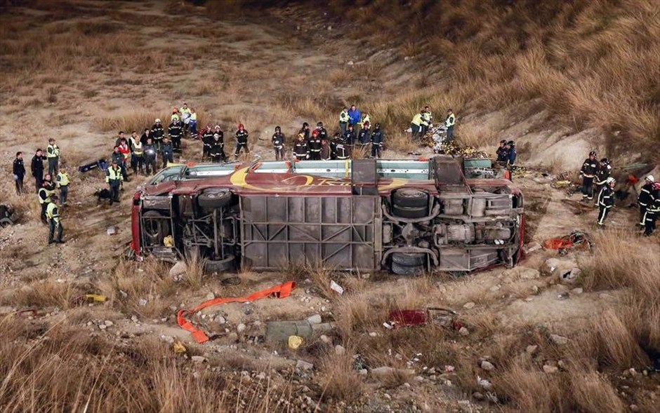 Ισπανία: Πτώση λεωφορείου σε χαράδρα. Τουλάχιστον 14 προσκυνητές στην πλειονότητά τους νέοι σκοτώθηκαν και 41 τραυματίστηκαν όταν το λεωφορείο στο οποίο επέβαιναν έπεσε σε χαράδρα τις πρώτες πρωινές ώρες σήμερα στη νοτιοανατολική Ισπανία, ανακοίνωσε η εκπρόσωπος της περιφερειακής κυβέρνησης στη Μούρθια. Το λεωφορείο με τους ενορίτες που επέστρεφαν από θρησκευτική εκδήλωση στη Μαδρίτη, έπεσε σε χαράδρα βάθους 15 μέτρων για άγνωστους μέχρι στιγμής λόγους, κοντά στην πόλη Βέντα ντε Ολίβια, 60 χλμ. από τον προορισμό του, το χωριό Μπούγιας στην Μούρθια. Δέκα από τα θύματα σκοτώθηκαν επί τόπου και άλλα τέσσερα υπέκυψαν στα τραύματά τους στο νοσοκομείο.