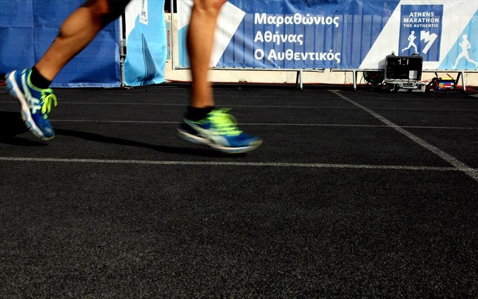 32ος Μαραθώνιος Αθήνας. Στιγμιότυπο από τον τερματισμό των αθλητών του 32ου Κλασσικού Μαραθωνίου της Αθήνας στο Παναθηναϊκό Στάδιο.