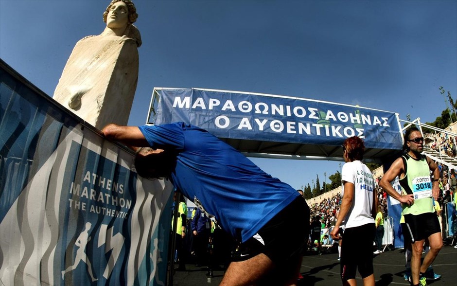 32ος Μαραθώνιος Αθήνας. Στιγμιότυπο από τον τερματισμό των αθλητών του 32ου Κλασσικού Μαραθωνίου της Αθήνας στο Παναθηναϊκό Στάδιο.