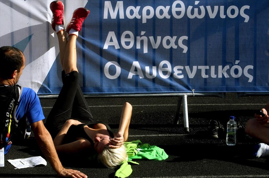 32ος Μαραθώνιος Αθήνας. Στιγμιότυπο από τον τερματισμό των αθλητών του 32ου Κλασσικού Μαραθωνίου της Αθήνας στο Παναθηναϊκό Στάδιο.
