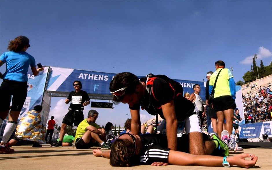 32ος Μαραθώνιος Αθήνας. Στιγμιότυπο από τον τερματισμό των αθλητών του 32ου Κλασσικού Μαραθωνίου της Αθήνας στο Παναθηναϊκό Στάδιο.