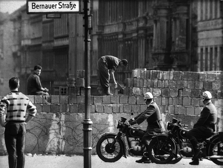 Η πτώση του Τείχους του Βερολίνου. Εργάτες υψώνουν το τείχος στο Bernauer Strasse, στο Βερολίνο (Φωτογραφία αρχείου, Αύγουστος 1961).
