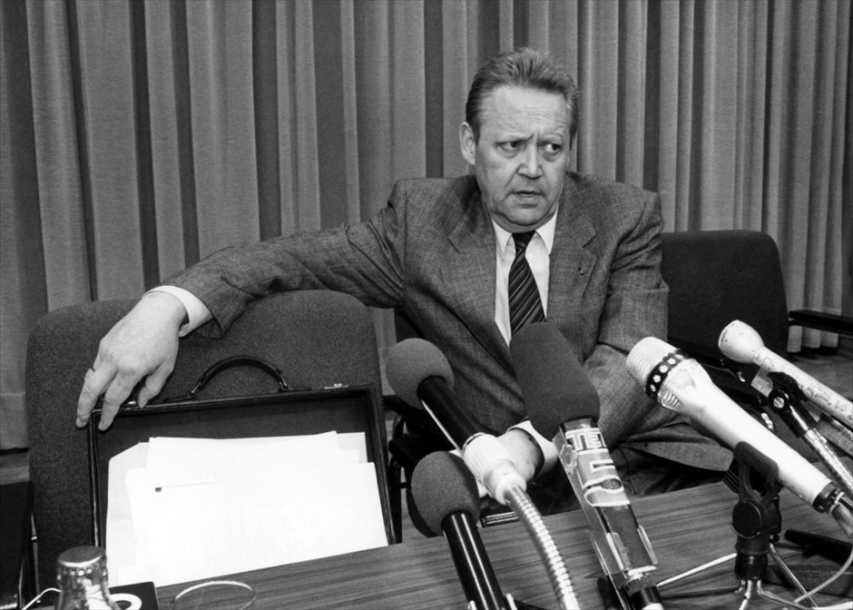 Η πτώση του Τείχους του Βερολίνου. Ο εκπρόσωπος της Κεντρικής Επιτροπής του Κομμουνιστικού Κόμματος Γκίντερ Σαμπόβσκι δίνει συνέντευξη Τύπου στους ξένους ανταποκριτές (φωτογραφία αρχείου, 9 Νοεμβρίου 1989).