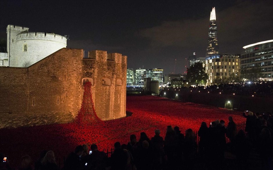 Ημέρα μνήμης για τους πεσόντες των ενόπλων δυνάμεων στη Βρετανία. Κόσμος θαυμάζει την εντυπωσιακή καλλιτεχνική εγκατάσταση του Πόλ Κάμινς "Blood Swept Lands and Seas of Red", στον Πύργο του Λονδίνου. Πάνω από 888.000 κόκκινες κεραμικές παπαρούνες «πλημμύρισαν» τον Πύργο του Λονδίνου, προς τιμήν των πεσόντων των ενόπλων δυνάμεων. Φέτος συμπληρώνονται 100 χρόνια από την έναρξη του Α