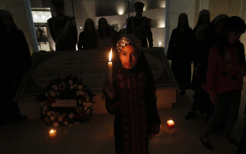 Δυτική Όχθη: Συγκέντρωση για την 10η επέτειο από το θάνατο του Γιασέρ Αραφάτ. Κορίτσι από την Παλαιστίνη κρατά ένα κερί, κοντά στον τάφο του Γιασέρ Αραφάτ, κατά τη διάρκεια συγκέντρωσης για την 10η επέτειο από το θάνατο του ιστορικού ηγέτη της Οργάνωσης για την Απελευθέρωση της Παλαιστίνης (ΟΑΠ), στη Ραμάλα, στη Δυτική Όχθη. Ο Παλαιστίνιος ηγέτης πέθανε στις 11 Νοεμβρίου 2004.