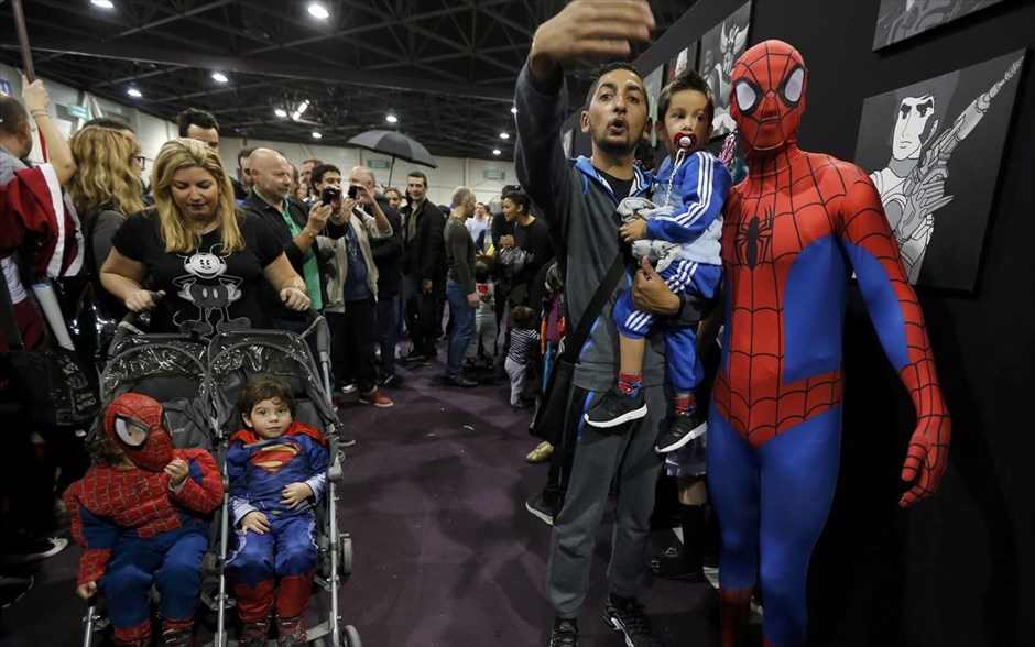 Φεστιβάλ Κόμιξ #2. Συμμετέχων ντυμένος Spiderman ποζάρει.