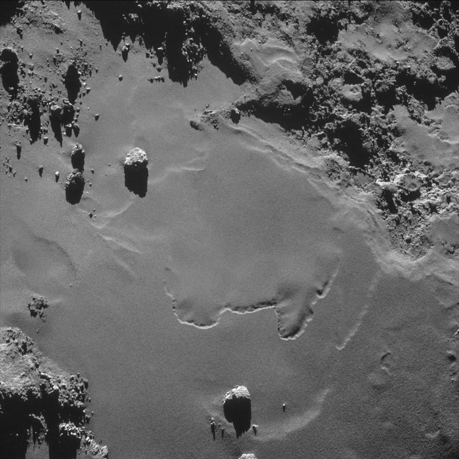 Κομήτης 67Ρ/ Churyumov - Gerasimenko - Αποστολή Rosetta. Ο κομήτης 67Ρ/ Churyumov - Gerasimenko από απόσταση περίπου 7,8 χιλιομέτρων. Φωτογραφία που τραβήχτηκε στις 23 Οκτωβρίου και δόθηκε στη δημοσιότητα από την Ευρωπαϊκή Διαστημική Υπηρεσία (ESA) στις 11 Νοεμβρίου.