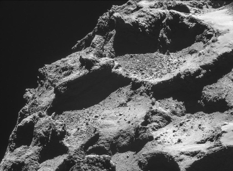 Κομήτης 67Ρ/ Churyumov - Gerasimenko - Αποστολή Rosetta. Ο κομήτης 67Ρ/ Churyumov - Gerasimenko από απόσταση περίπου 7,8 χιλιομέτρων. Φωτογραφία που τραβήχτηκε στις 25 Οκτωβρίου και δόθηκε στη δημοσιότητα από την Ευρωπαϊκή Διαστημική Υπηρεσία (ESA) στις 11 Νοεμβρίου.
