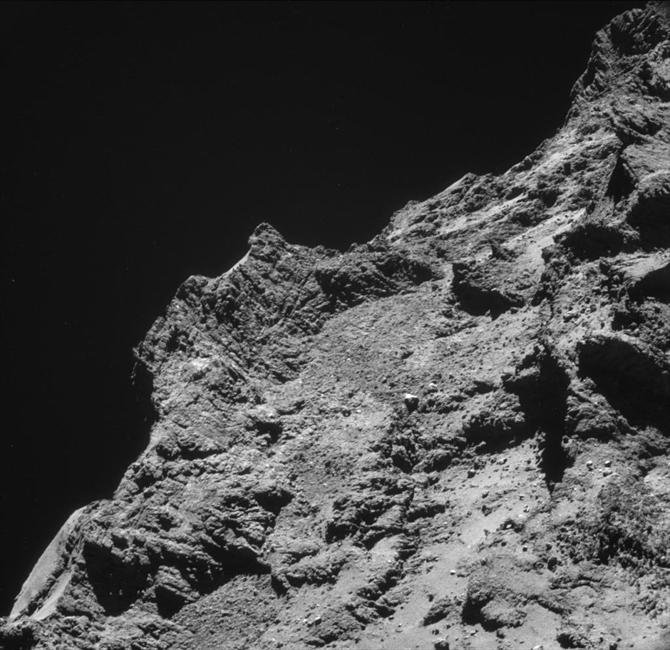 Κομήτης 67Ρ/ Churyumov - Gerasimenko - Αποστολή Rosetta. Ο κομήτης 67Ρ/ Churyumov - Gerasimenko από απόσταση περίπου 7,8 χιλιομέτρων. Φωτογραφία που τραβήχτηκε στις 21 Οκτωβρίου και δόθηκε στη δημοσιότητα από την Ευρωπαϊκή Διαστημική Υπηρεσία (ESA) στις 11 Νοεμβρίου.
