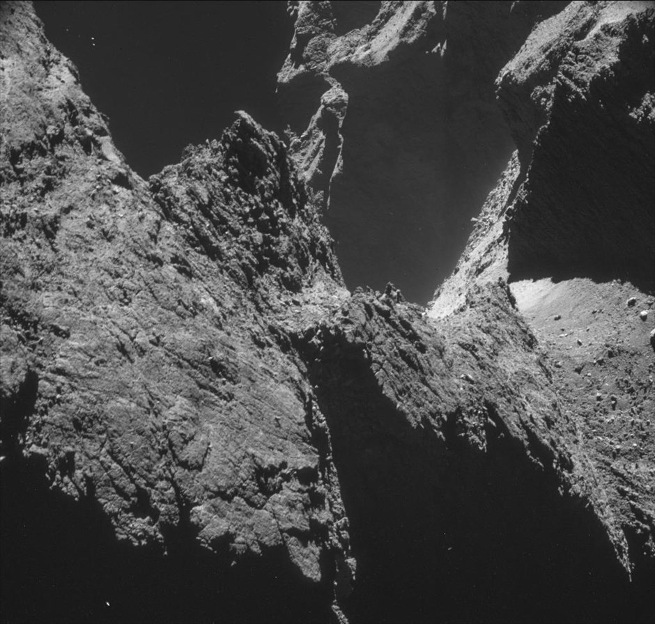 Κομήτης 67Ρ/ Churyumov - Gerasimenko - Αποστολή Rosetta. Ο κομήτης 67Ρ/ Churyumov - Gerasimenko από απόσταση περίπου 7,8 χιλιομέτρων. Φωτογραφία που τραβήχτηκε στις 23 Οκτωβρίου και δόθηκε στη δημοσιότητα από την Ευρωπαϊκή Διαστημική Υπηρεσία (ESA) στις 11 Νοεμβρίου.