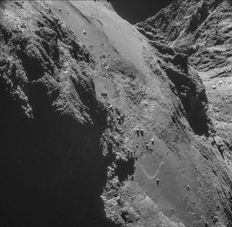 Κομήτης 67Ρ/ Churyumov - Gerasimenko - Αποστολή Rosetta. Ο κομήτης 67Ρ/ Churyumov - Gerasimenko από απόσταση περίπου 7,8 χιλιομέτρων. Φωτογραφία που τραβήχτηκε στις 26 Οκτωβρίου και δόθηκε στη δημοσιότητα από την Ευρωπαϊκή Διαστημική Υπηρεσία (ESA) στις 11 Νοεμβρίου.