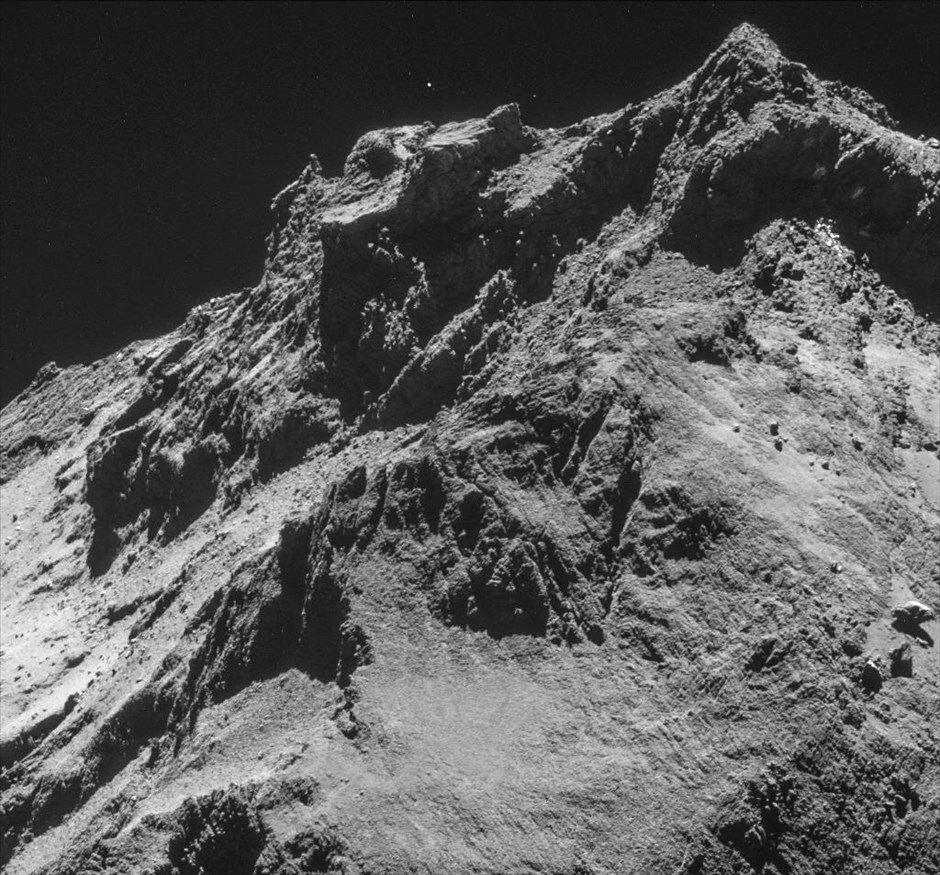 Κομήτης 67Ρ/ Churyumov - Gerasimenko - Αποστολή Rosetta. Ο κομήτης 67Ρ/ Churyumov - Gerasimenko από απόσταση περίπου 7,8 χιλιομέτρων. Φωτογραφία που τραβήχτηκε στις 23 Οκτωβρίου και δόθηκε στη δημοσιότητα από την Ευρωπαϊκή Διαστημική Υπηρεσία (ESA) στις 11 Νοεμβρίου.