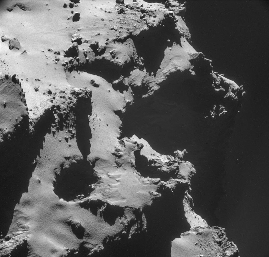 Κομήτης 67Ρ/ Churyumov - Gerasimenko - Αποστολή Rosetta. Ο κομήτης 67Ρ/ Churyumov - Gerasimenko από απόσταση περίπου 7,8 χιλιομέτρων. Φωτογραφία που τραβήχτηκε στις 15 Οκτωβρίου και δόθηκε στη δημοσιότητα από την Ευρωπαϊκή Διαστημική Υπηρεσία (ESA) στις 11 Νοεμβρίου.