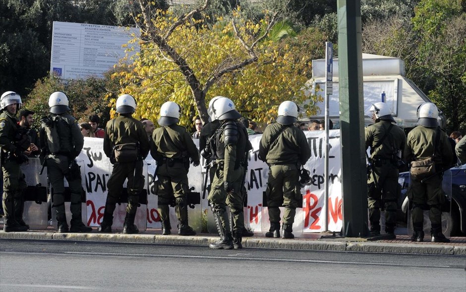 Ηλεκτρισμένο το κλίμα έξω από τη Νομική Αθηνών. 