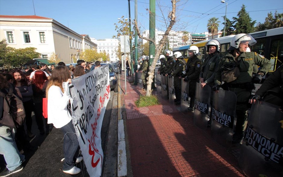 Ένταση μεταξύ φοιτητών - αστυνομίας έξω από τη Νομική. 