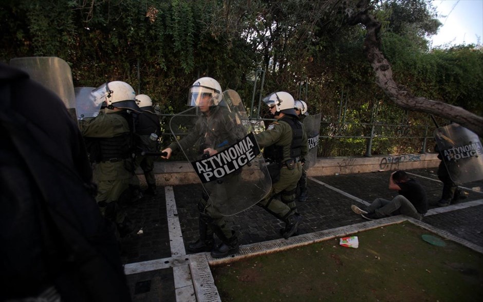 Ένταση μεταξύ φοιτητών - αστυνομίας έξω από τη Νομική. 