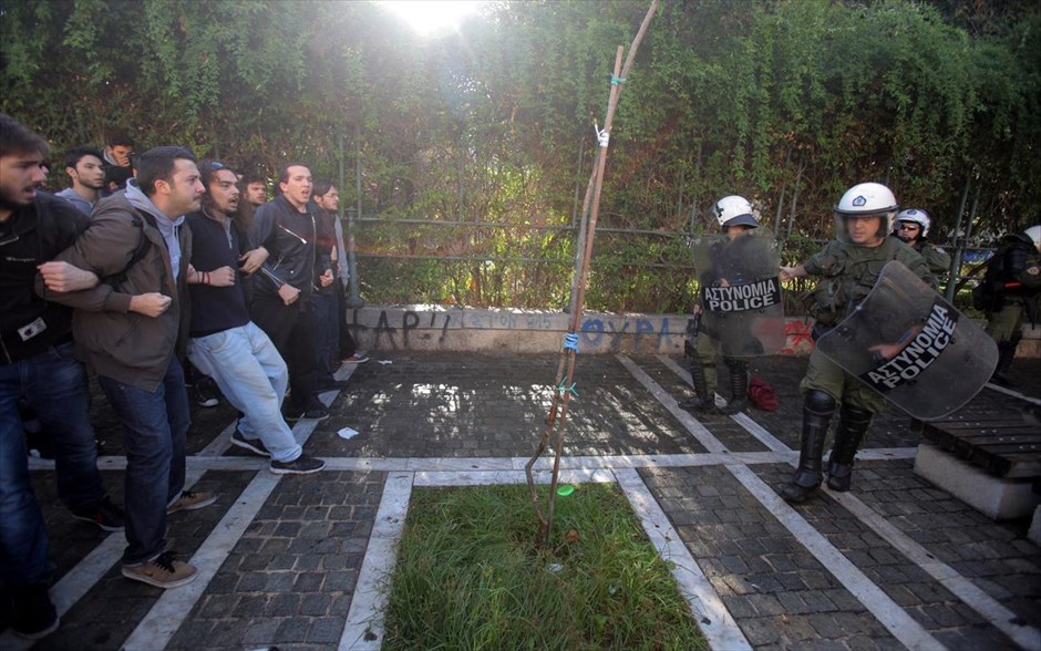 Ένταση μεταξύ φοιτητών - αστυνομίας έξω από τη Νομική. 
