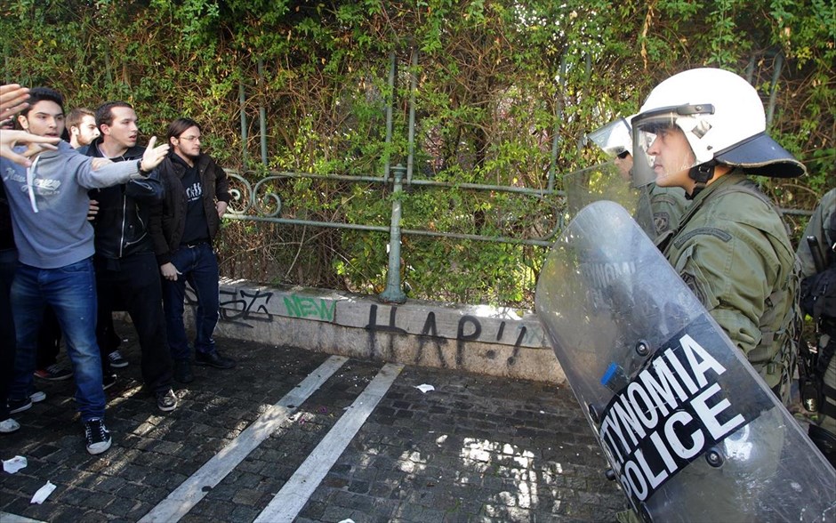 Ένταση μεταξύ φοιτητών - αστυνομίας έξω από τη Νομική. 