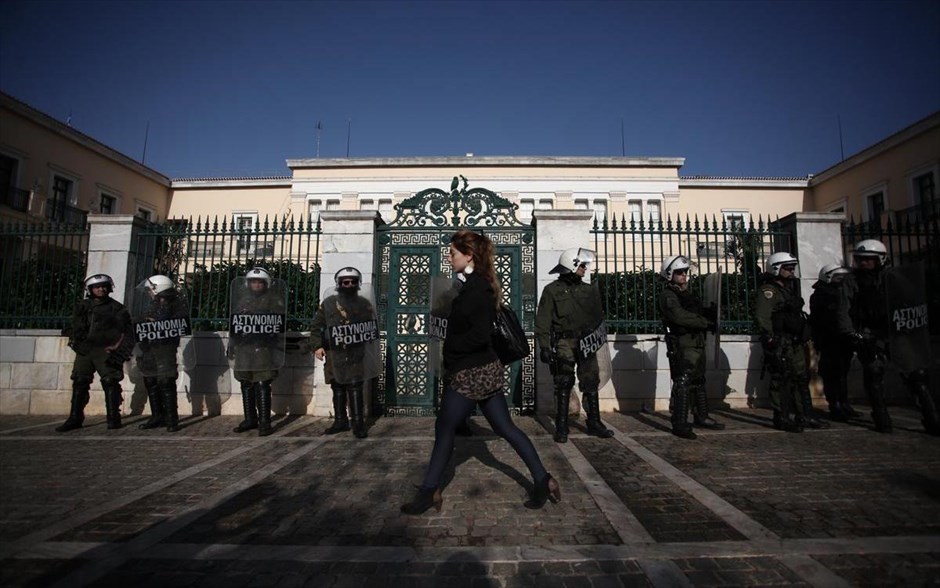 Ένταση μεταξύ φοιτητών - αστυνομίας έξω από τη Νομική. 