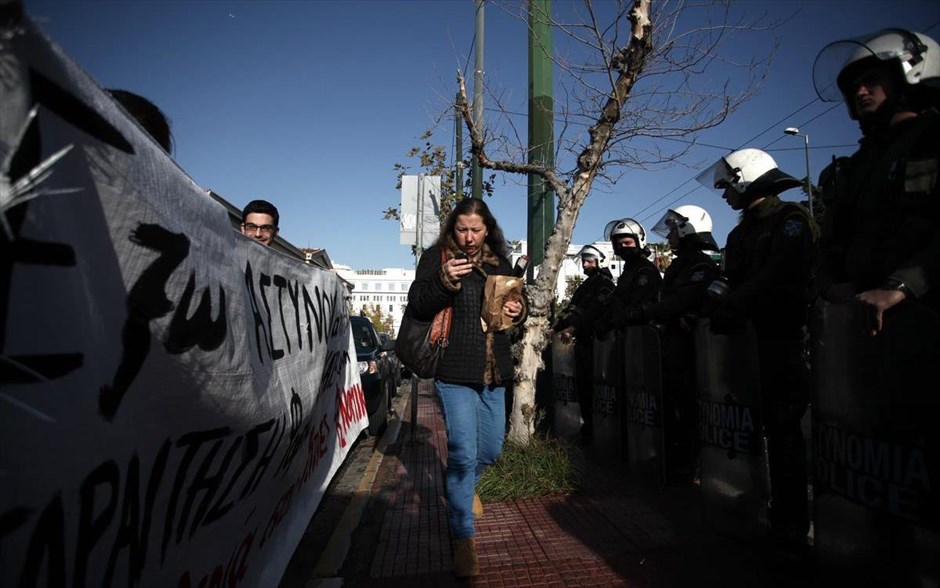 Ένταση μεταξύ φοιτητών - αστυνομίας έξω από τη Νομική. 