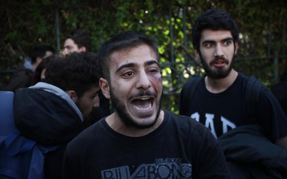 Ένταση μεταξύ φοιτητών - αστυνομίας έξω από τη Νομική. 