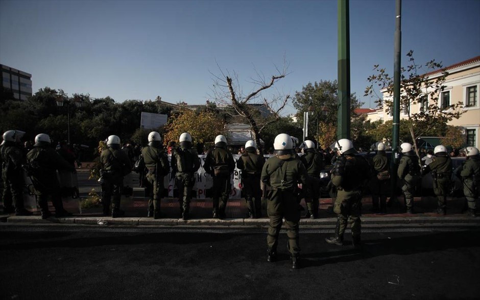Ένταση μεταξύ φοιτητών - αστυνομίας έξω από τη Νομική. 