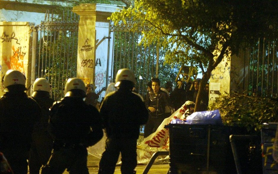Φοιτητές - πορεία διαμαρτυρίας για τον αποκλεισμό της Νομικής Σχολής Αθηνών. Οι φοιτητές στην πύλη του Πολυτεχνείου. Στη συνέχεια παρεμποδίστηκαν από την αστυνομία με αποτέλεσμα να ακολουθήσουν συμπλοκές.