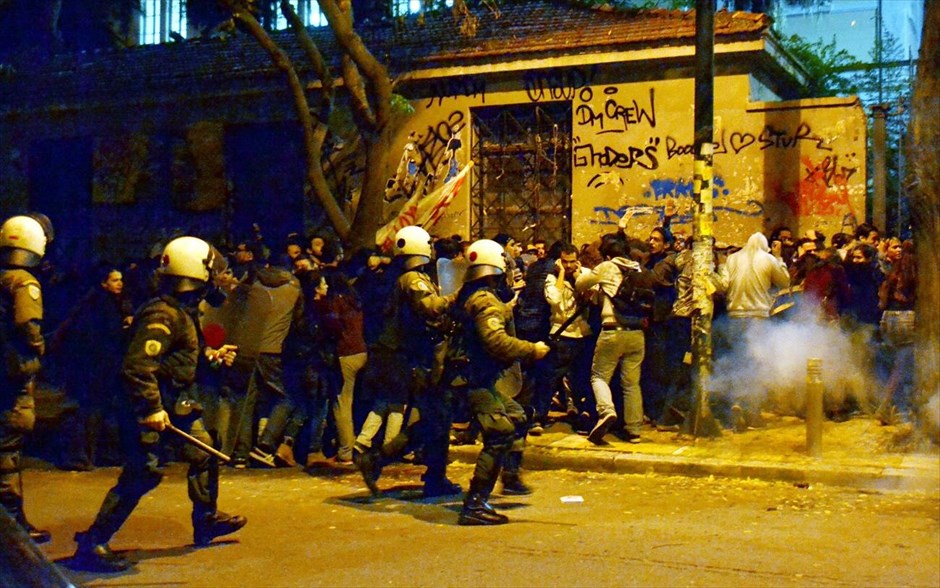 Επεισόδια στην Στουρνάρη. Τα ΜΑΤ έκαναν χρήση χημικών καθώς και ρίψη χειροβομβίδων κρότου λάμψης.