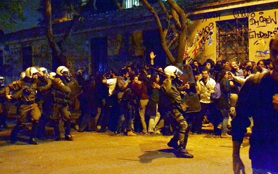Επεισόδια στην Στουρνάρη. Επεισόδια σημειώθηκαν στο Πολυτεχνείο, όταν φοιτητές προσπάθησαν να μπουν στο Ίδρυμα για να πραγματοποιήσουν&nbsp;γενική συνέλευση. Οι φοιτητές άνοιξαν την κλειστή πύλη, αλλά παρεμποδίστηκαν από την αστυνομία με αποτέλεσμα να ακολουθήσουν συμπλοκές. Ωστόσο λίγη ώρα αργότερα οι φοιτητές αποχώρησαν. Φοιτητικοί σύλλογοι καταγγέλλουν εκτεταμένη χρήση χημικών, ρίψη χειροβομβίδων κρότου λάμψης και χρήση βίας εναντίον των συγκεντρωμένων από τα ΜΑΤ.