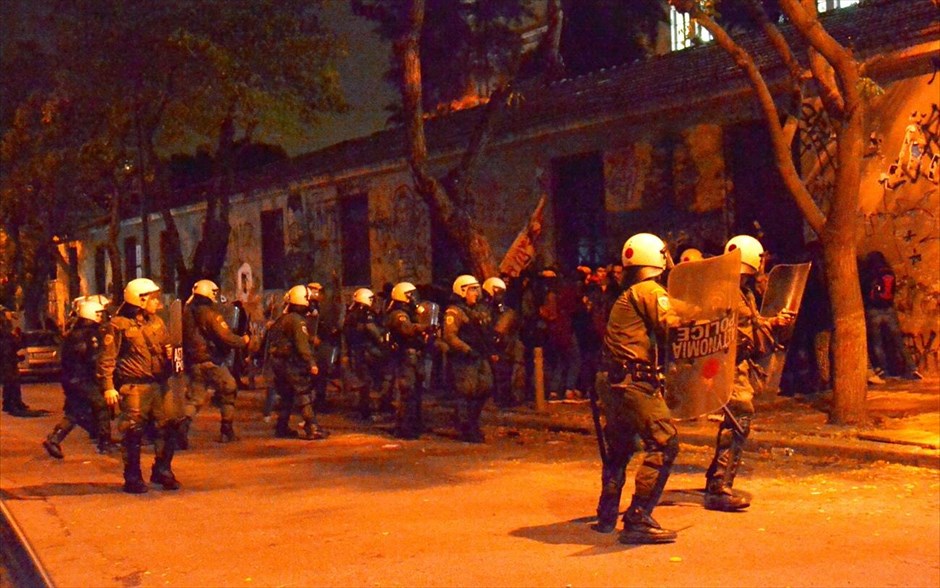 Επεισόδια στην Στουρνάρη. Τα ΜΑΤ έκαναν χρήση χημικών καθώς και ρίψη χειροβομβίδων κρότου λάμψης.&nbsp;