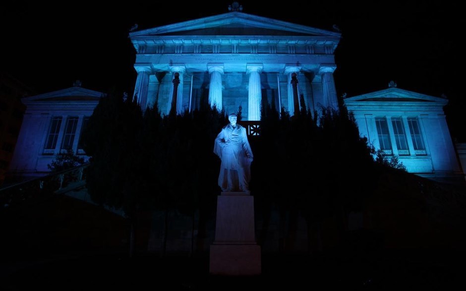 Μπλέ Φωτισμένα Μνημεία για την Παγκόσμια Ημέρα Διαβήτη. Δοκιμαστικός φωτισμός για την πρόκληση των Μπλέ Φωτισμένων Μνημείων για την Παγκόσμια Ημέρα Διαβήτη. Το βράδυ της Πέμπτης, σε μία επιφορτισμένη ατμόσφαιρα για την Παιδεία, υπό τη σκιά επεισοδίων, διαδηλώσεων και συγκρούσεων μεταξύ της αστυνομίας και διαδηλωτών φοιτητών στο κέντρο της Αθήνας, το κτήριο της Εθνικής Βιβλιοθήκης στην Πανεπιστημίου φωτίστηκε μπλε, ενόψει της Παγκόσμιας Ημέρας Διαβήτη.