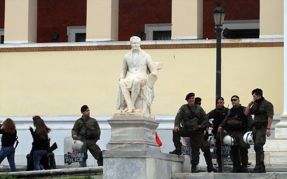 Πανεκπαιδευτικό συλλαλητήριο στα προπύλαια. 