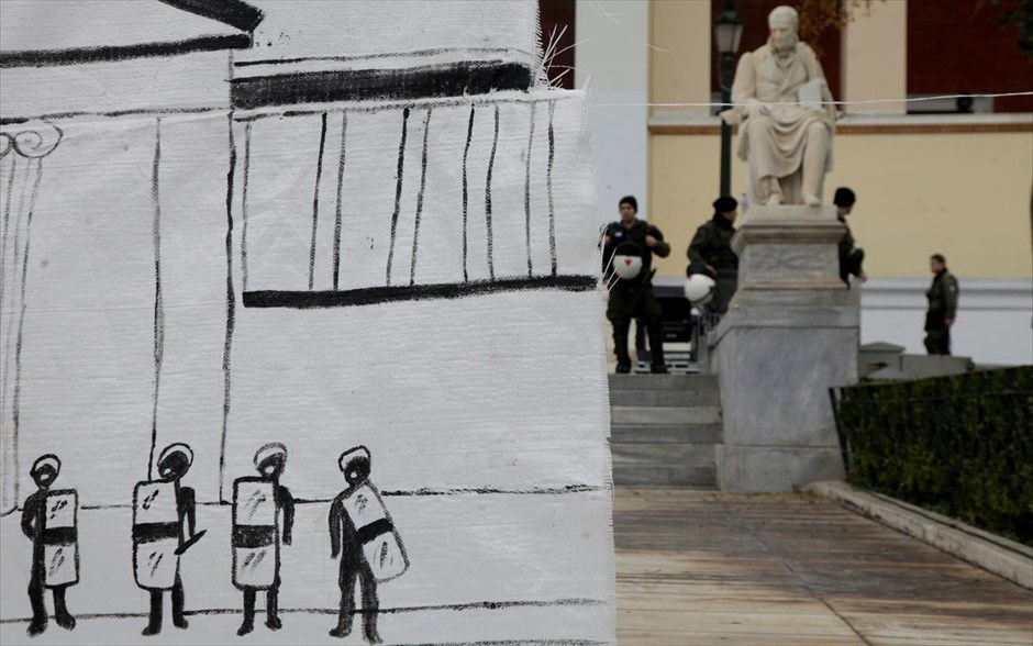 Πανεκπαιδευτικό συλλαλητήριο στα προπύλαια. Μία διμοιρία των ΜΑΤ βρίσκεται μπροστά από το κεντρικό κτήριο του Πανεπιστημίου, ενώ αστυνομικές δυνάμεις υπάρχουν και στους γύρω δρόμους.