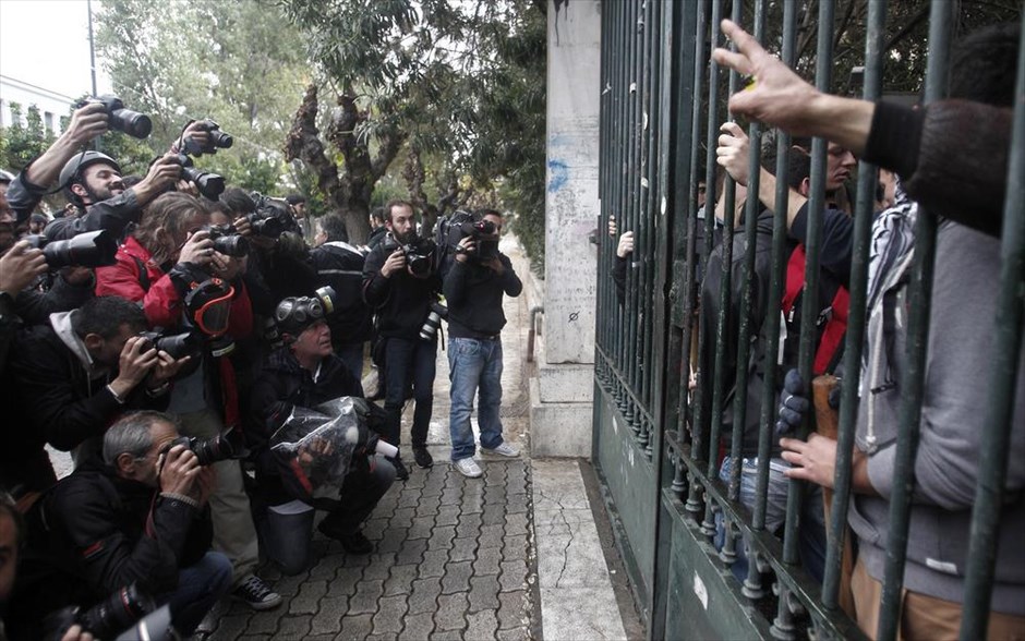 Πανεκπαιδευτικό συλλαλητήριο - Πολυτεχνείο. Φοιτητές φωνάζουν συνθήματα μέσα από το Πολυτεχνείο, όπου κατέληξε η πορεία του Πανεκπαιδευτικού συλλαλητηρίου.