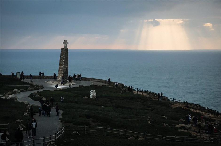 Η θέα από το δυτικότερο σημείο της Ευρώπης. Τουρίστες επισκέπτονται το ακρωτήριο Κάμπο ντα Ρόκα της Πορτογαλίας, το οποίο αποτελεί το δυτικότερο σημείο της ηπειρωτικής Ευρώπης.