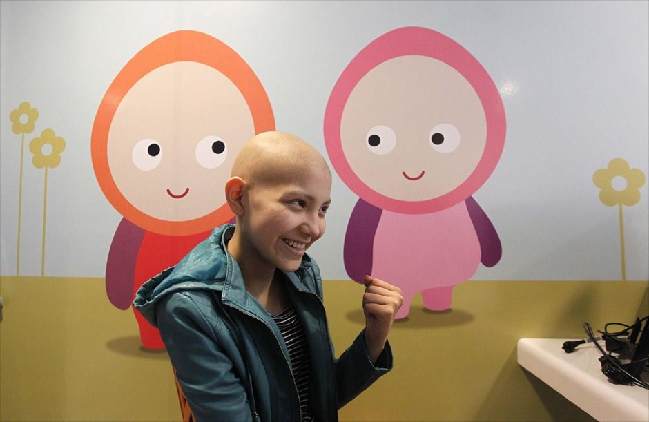 Ακούγοντας ευχάριστα νέα. Η 14χρονη Ισιδώρα Σεράνο, η οποία έχασε τα μαλλιά της λόγω χημειοθεραπειών για την αντιμετώπιση του καρκίνου των οστών, χαμογελά καθώς μαθαίνει ενθαρρυντικά για την πορεία της υγείας της νέα. Η Ισιδώρα νοσηλεύεται στην ογκολογική πτέρυγα του Νοσοκομείου Λουίς Κάλβο στο Σαντιάγο της Χιλής, στην οποία ο κομμωτής Μαρτσέλο Αβάτε και η ομάδα του έχουν δωρίσει χειροποίητες περούκες προκειμένου να βοηθήσουν τα παιδιά να ανακτήσουν την αυτοπεποίθησή τους κατά τη διάρκεια της θεραπείας τους. Από το 2009 ο Αβάτε έχει δώσει πάνω από 300 περούκες στο νοσοκομείο, έχοντας ως κίνητρο την προσωπική του εμπειρία με απώλεια μαλλιών λόγω χημειοθεραπείας. 