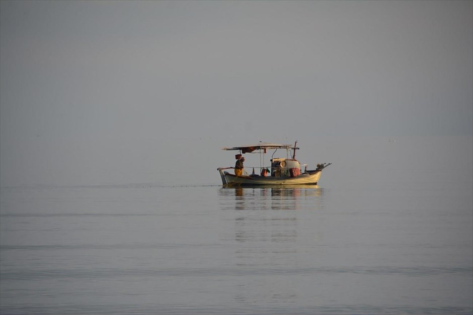 Ψάρεμα στον Αργολικό κόλπο. Ψαράς ρίχνει τα δίχτυα του στον Αργολικό κόλπο.