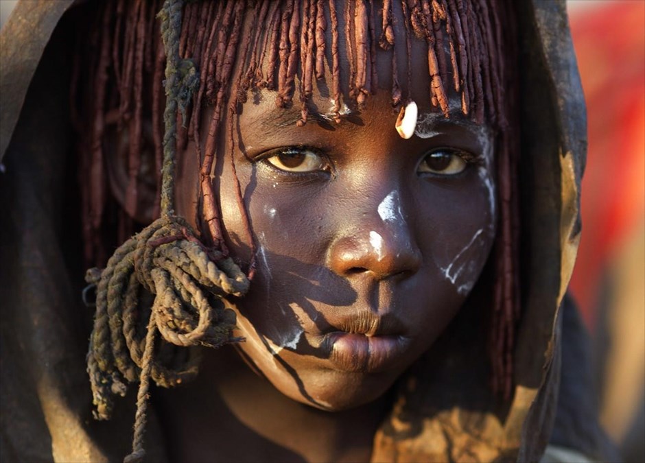 Κένυα: Όταν η παράδοση ξεπερνά τους νόμους . Κοπέλα που έχει μόλις υποβληθεί σε κλειτοριδεκτομή πηγαίνει στο σημείο ανάπαυσης των κοριτσιών που συμμετείχαν στην τελετή. Ο φωτογράφος του Reuters, Ζίγκφριντ Μοντόλα βρέθηκε σε ένα μικρό χωριό της κομητείας Μπαρίνγκο της Κένυας και κατάφερε να εξασφαλίσει εικόνες από τελετή κλειτοριδεκτομής σε νεαρά κορίτσια της φυλής Ποκότ. Πρόκειται για πρακτική συνηθισμένη σε περιοχές της Αφρικής, της Ασίας και της Μέσης Ανατολής, η οποία αποτελεί παραδοσιακή ιεροτελεστία μέσω της οποίας ένα κορίτσι γίνεται γυναίκα, καθώς και προϋπόθεση για γάμο. Παρά το γεγονός ότι η κυβέρνηση της Κένυας έχει απαγορεύσει την κλειτοριδεκτομή ως πρακτική που απειλεί τη σωματική ακεραιότητα, οι ακρωτηριασμοί συνεχίζουν  να πραγματοποιούνται, όπως ορίζει η παράδοση, ειδικότερα σε φτωχές και αγροτικές περιοχές. Σύμφωνα με τον Οργανισμό Ηνωμένων Εθνών, πάνω από το ένα τέταρτο των γυναικών στην Κένυα έχει υποστεί ακρωτηριασμό των γεννητικών οργάνων. 