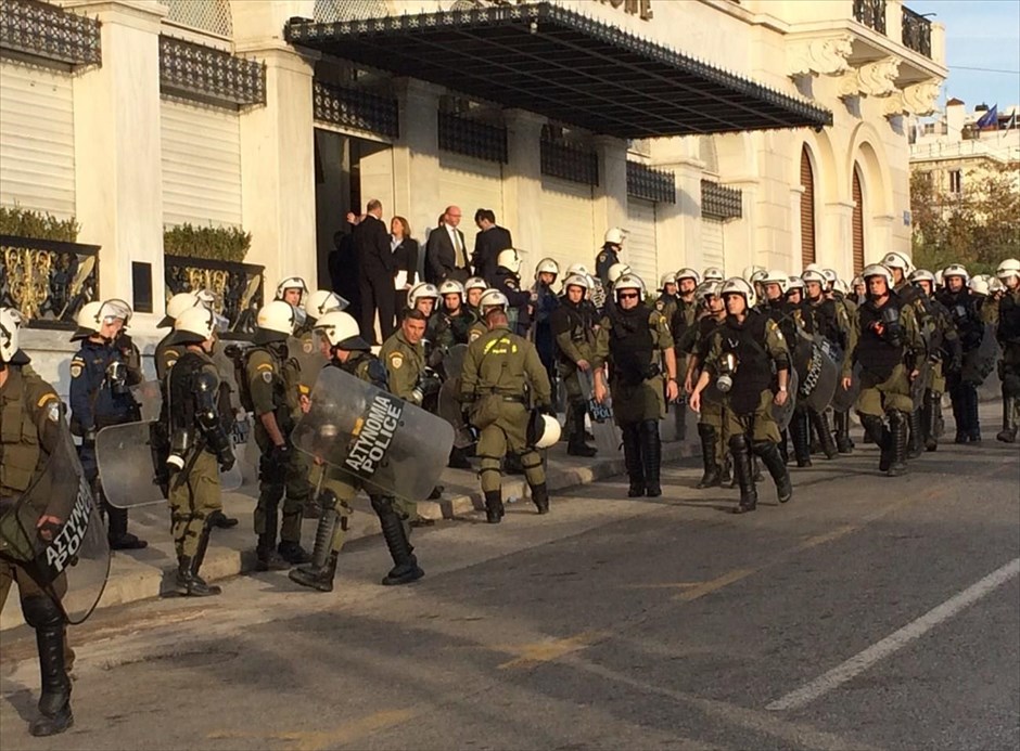 Πορεία για την 41η επέτειο της εξέγερσης του Πολυτεχνείου. Ισχυρές αστυνομικές δυνάμεις στο κέντρο της Αθήνας.