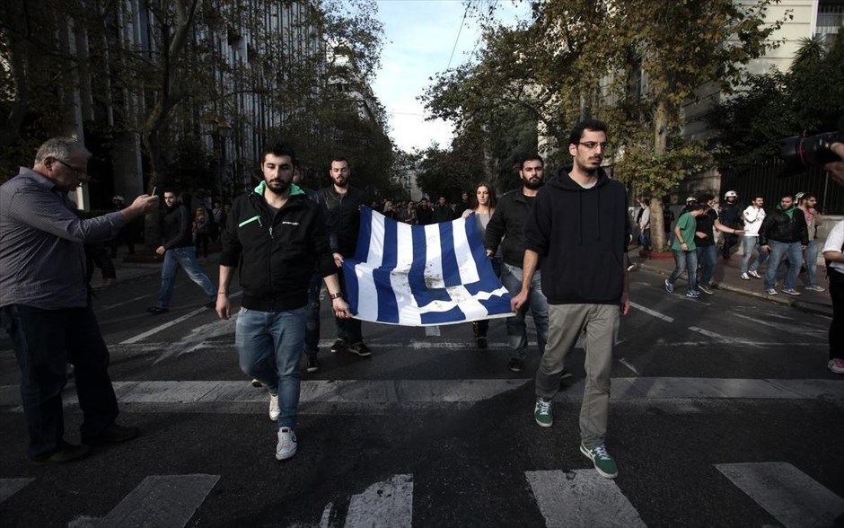 Πορεία για την 41η επέτειο της εξέγερσης του Πολυτεχνείου. Φοιτητές μεταφέρουν τη ματωμένη σημαία της εξέγερσης κατά τη διάρκεια πορείας για την 41η επέτειο της εξέγερσης του Πολυτεχνείου το 1973 στην Αθήνα