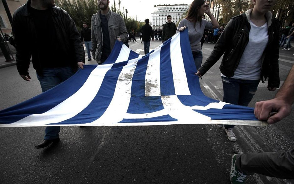 Πορεία για την 41η επέτειο της εξέγερσης του Πολυτεχνείου. Φοιτητές μεταφέρουν τη ματωμένη σημαία της εξέγερσης κατά τη διάρκεια πορείας για την 41η επέτειο της εξέγερσης του Πολυτεχνείου το 1973 στην Αθήνα