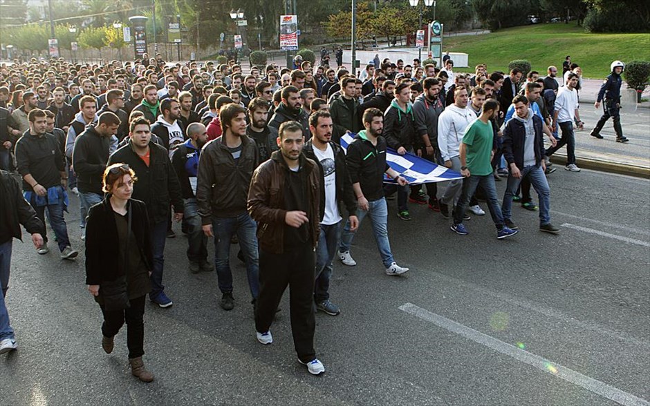 Πορεία για την 41η επέτειο της εξέγερσης του Πολυτεχνείου. Φοιτητές μεταφέρουν τη ματωμένη σημαία της εξέγερσης κατά τη διάρκεια πορείας για την 41η επέτειο της εξέγερσης του Πολυτεχνείου το 1973 στην Αθήνα,.