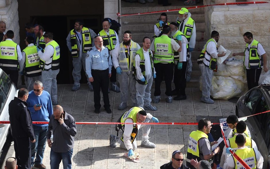 Ιερουσαλήμ: Αιματηρή επίθεση Παλαιστινίων σε συναγωγή. Ομάδα αντιμετώπισης καταστάσεων έκτακτης ανάγκης εργάζεται έξω από τη συναγωγή.