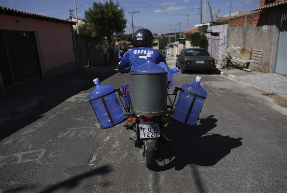 Αντιμέτωπη με τη χειρότερη ξηρασία των τελευταίων 80 ετών η Βραζιλία . Διανομέας νερού κυκλοφορεί με μηχανή σε δρόμο της πόλης Ίτου της πολιτείας του Σάο Πάολο, η οποία αντιμετωπίζει σοβαρά προβλήματα λειψυδρίας.