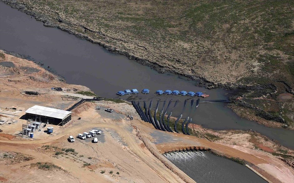 Αντιμέτωπη με τη χειρότερη ξηρασία των τελευταίων 80 ετών η Βραζιλία . Εργάτες της εταιρείας ύδρευσης και αποχέτευσης SABESP διακρίνονται δίπλα σε μονάδα στο φράγμα Τζαγκουάρι.