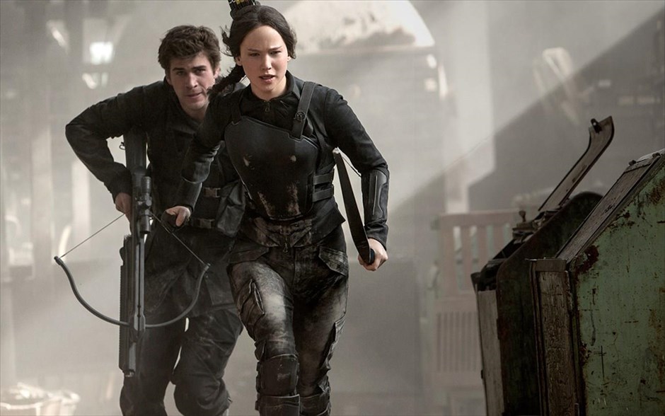 «The hunger games: Η επανάσταση - Μέρος 1». «The hunger games: Η επανάσταση - Μέρος 1»: Βασισμένο στο μυθιστόρημα της Σούζαν Κόλινς, «Κοτσυφόκισσα», που έχει πουλήσει περισσότερα από 65 εκατομμύρια αντίτυπα μόνο στις ΗΠΑ, το πρώτο μέρος του τελευταίου κεφαλαίου της τριλογίας επιστημονικής φαντασίας που εξελίχθηκε σε παγκόσμιο φαινόμενο, φέρει τη σκηνοθετική υπογραφή του Φράνσις Λόρενς, ενώ τη μουσική έχει συνθέσει ξανά ο - οκτώ φορές υποψήφιος για Όσκαρ - Τζέιμς Νιούτον Χάουαρντ.