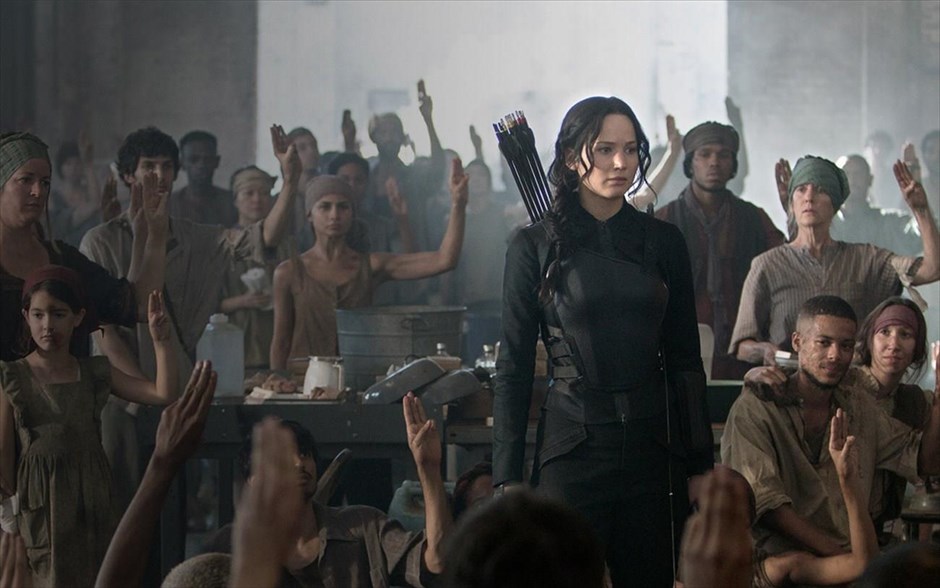 «The hunger games: Η επανάσταση - Μέρος 1». «The hunger games: Η επανάσταση - Μέρος 1»: Βασισμένο στο μυθιστόρημα της Σούζαν Κόλινς, «Κοτσυφόκισσα», που έχει πουλήσει περισσότερα από 65 εκατομμύρια αντίτυπα μόνο στις ΗΠΑ, το πρώτο μέρος του τελευταίου κεφαλαίου της τριλογίας επιστημονικής φαντασίας που εξελίχθηκε σε παγκόσμιο φαινόμενο, φέρει τη σκηνοθετική υπογραφή του Φράνσις Λόρενς, ενώ τη μουσική έχει συνθέσει ξανά ο - οκτώ φορές υποψήφιος για Όσκαρ - Τζέιμς Νιούτον Χάουαρντ.
